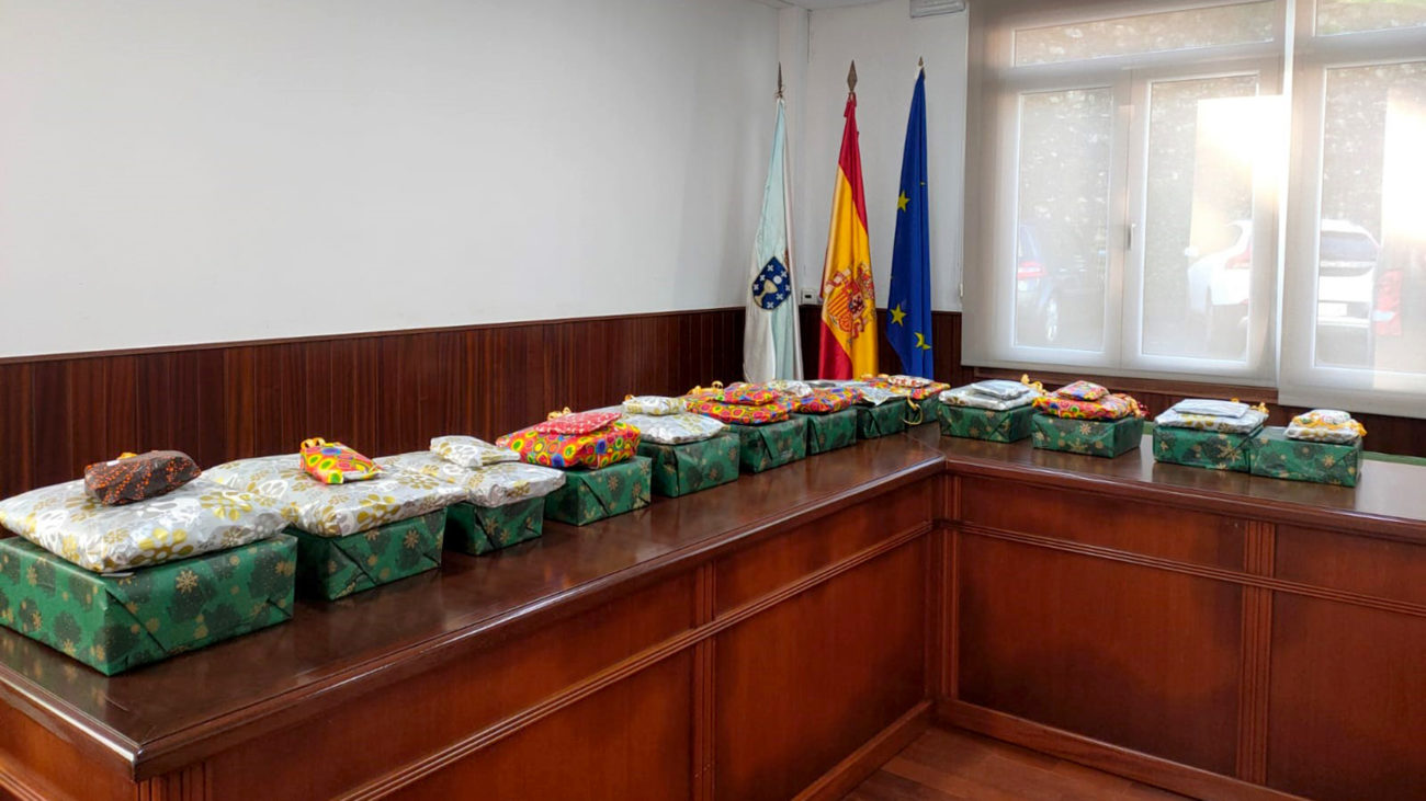 Paquetes de alimentos e agasallos que o Concello de Rois repartiu entre as familias máis vulnerables do municipio