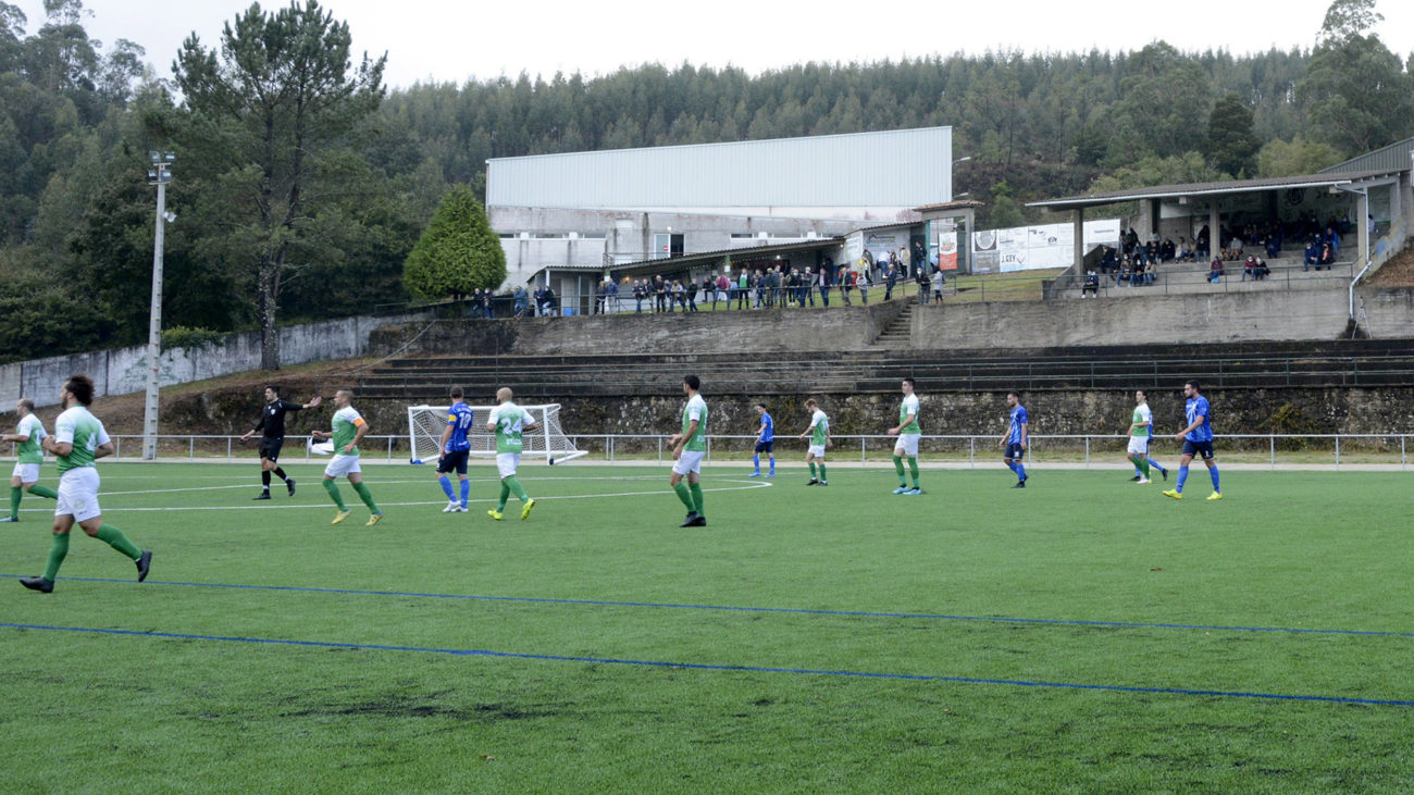 SD Urdilde estrena campo de fútbol de césped artificial ganando ao Cacheiras