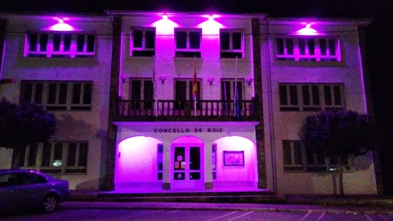 Rois ilumina a fachada da casa consistorial este semana para conmemorar o 25N