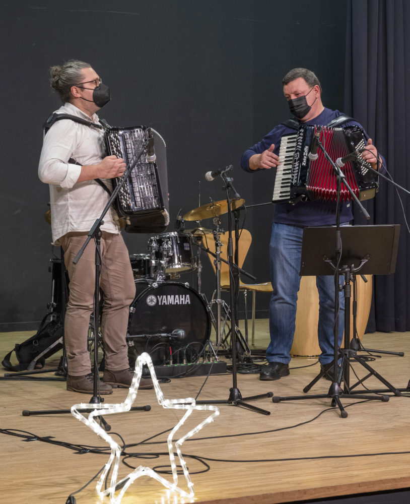 Actuación do dúo de acordeóns da Escola Municipal de Música de Rois